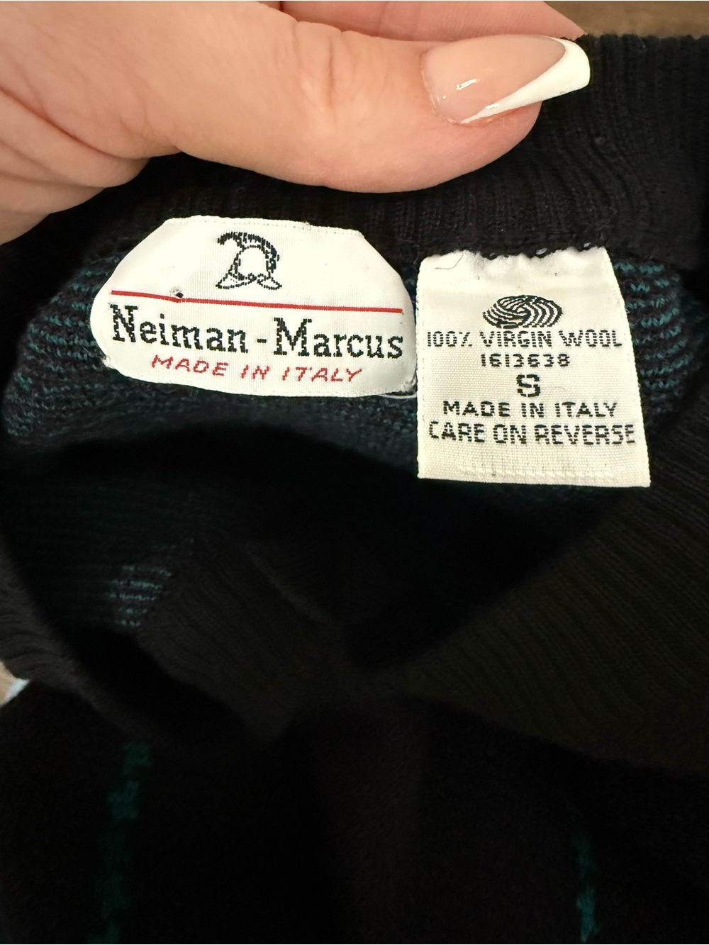 Vintage Neiman Marcus Men’s S 100% Virgin Wool Sweater Made Italy V-Neck - Picture 3 of 3